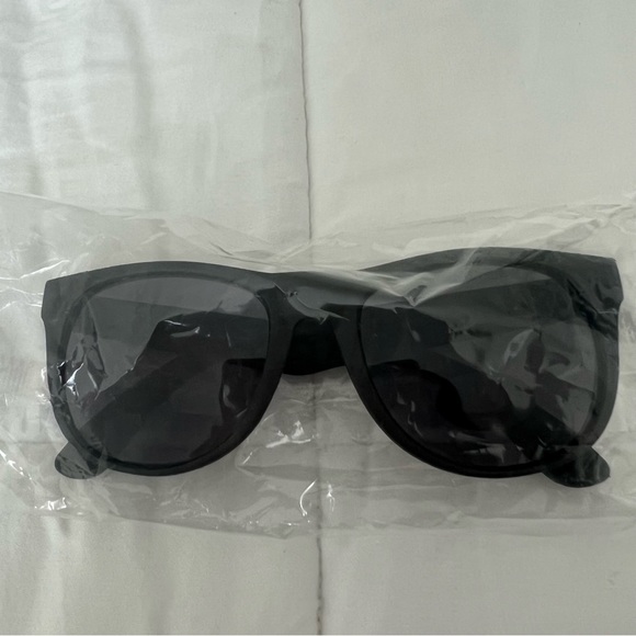 New Tiége Hanley Uncomplicated Sunglasses - Picture 13 of 16